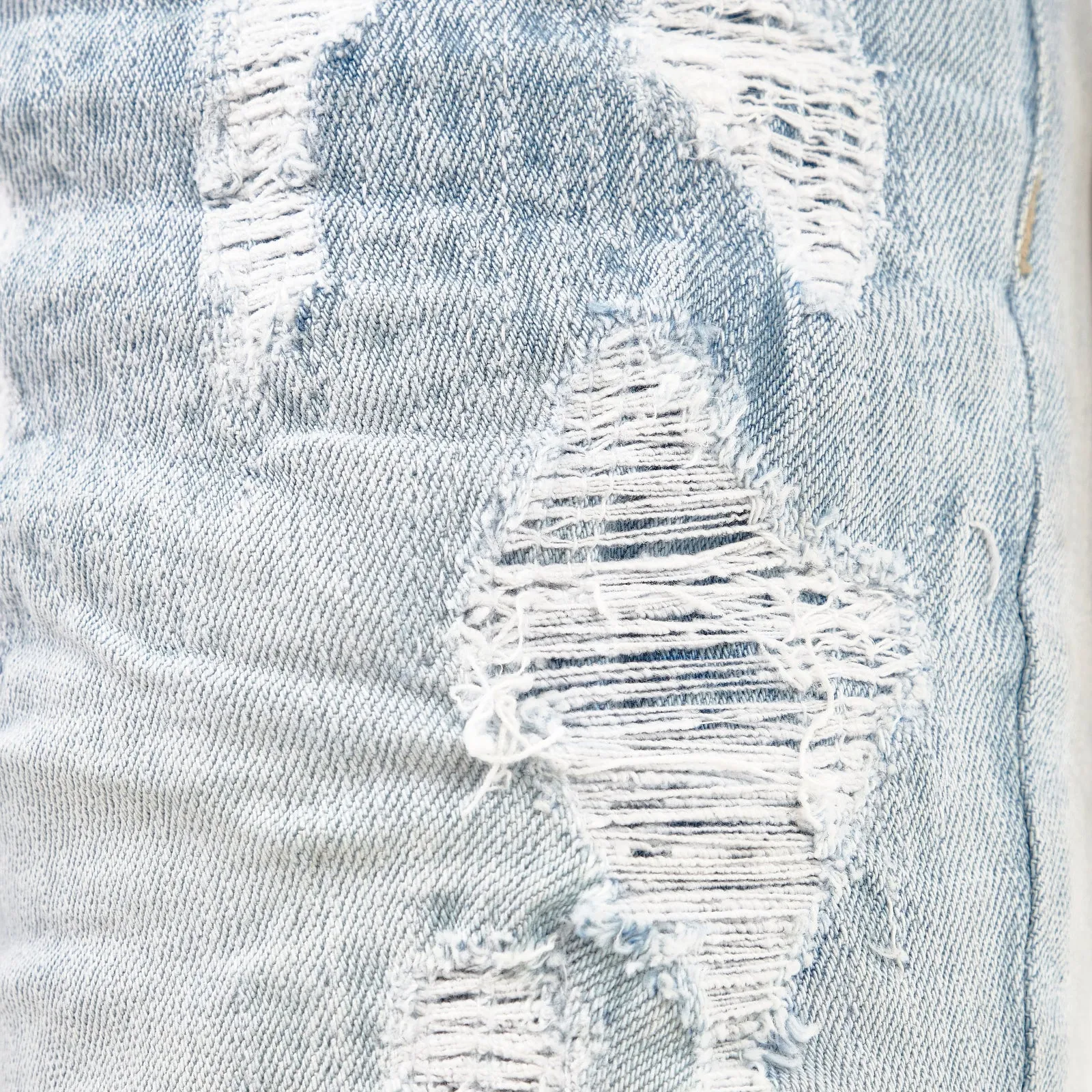 LIGHT SAND BLUE JEANS W/ RIP & REPAIR